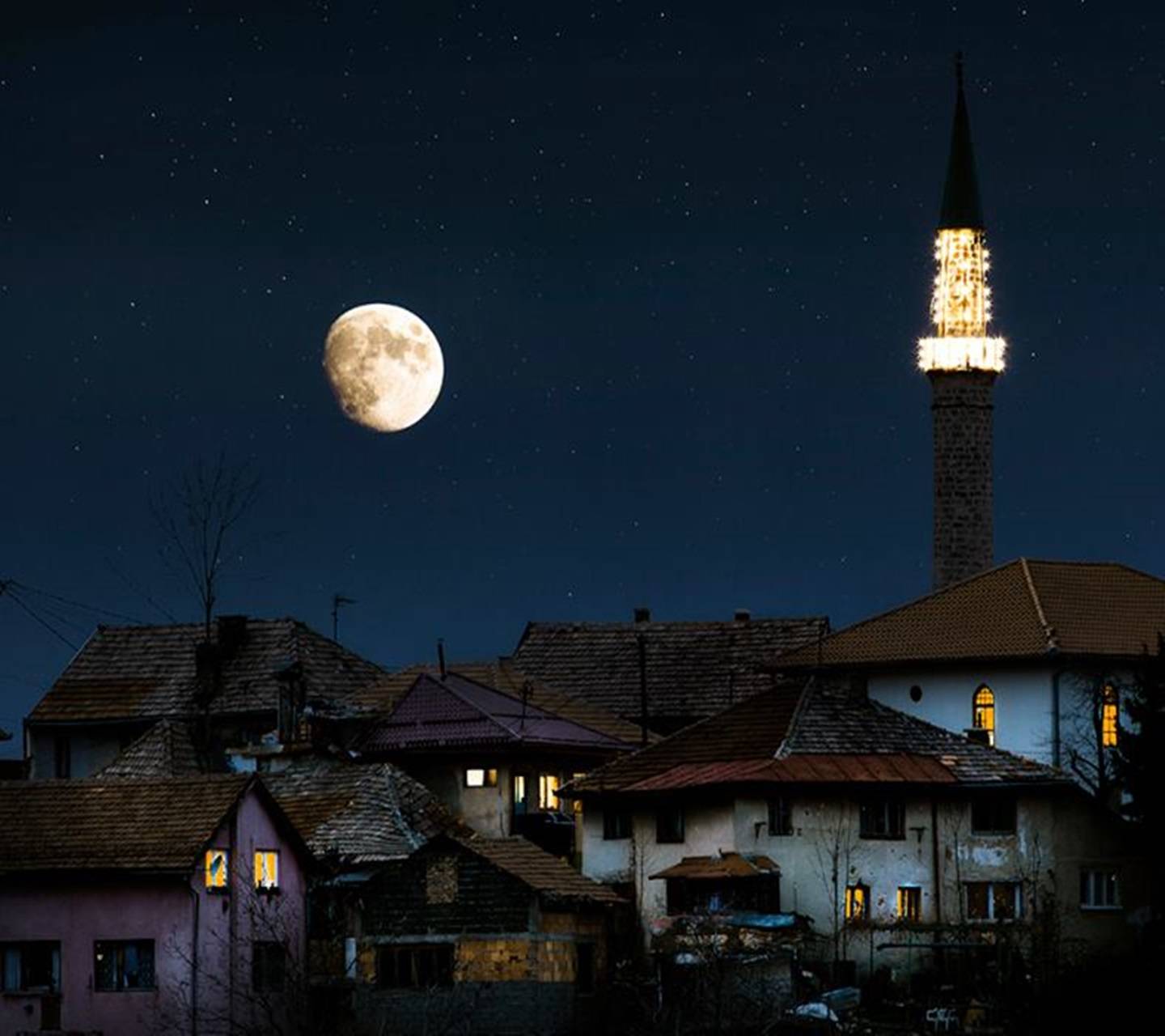 Луна над крышей дома. Луна над домами. Луна над крышами домов. Луна над городом. Луна на крыше.